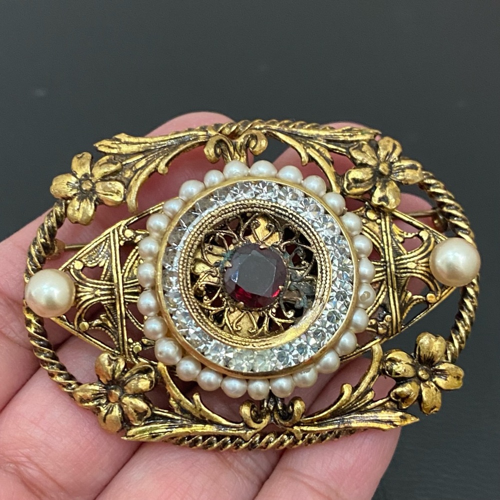 Vintage Unsigned Filigree Garnet Birthstone Faux Pearl Ornate Gold-tone Brooch - Picture 5 of 12